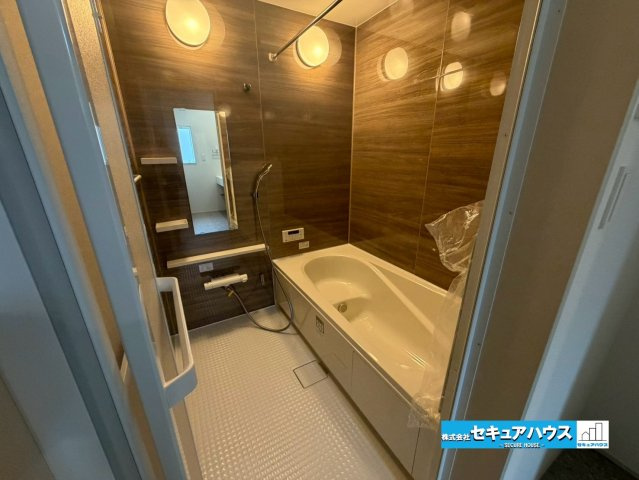 【本日ご案内可能】東海市加木屋町鎌吉良根　全2棟の浴室|【浴室】
◆アクセントパネルで落ち着きのある雰囲気を演出します。毎日の疲れを癒やすバスタイムをお楽しみ下さい！
◆窓付きで、カビの繁殖を抑える効果があります。