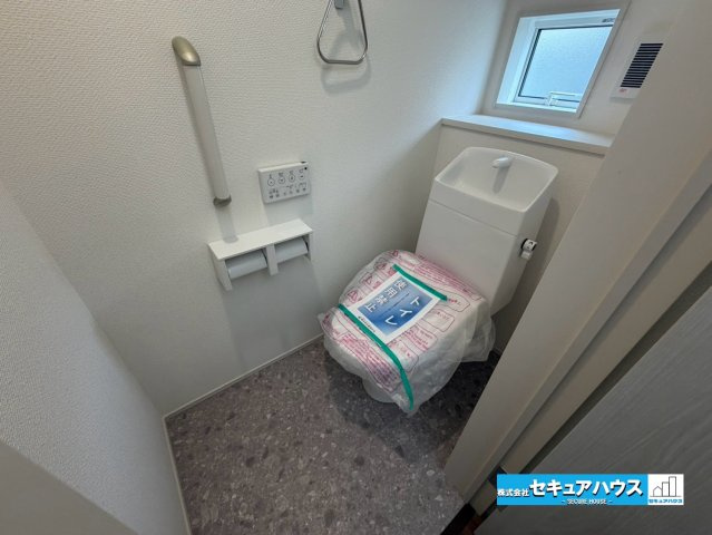 【本日ご案内可能】東海市加木屋町鎌吉良根　全2棟のトイレ|【高機能トイレイメージ】
◆高機能トイレの多くは便器のフタの開閉が自動であり、使用後に手動で水を流す面倒もなく非常に便利です。スタイリッシュな見た目で、お掃除しやすく、節水効果が高いです。
