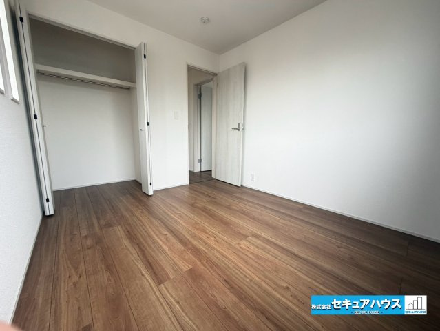 【本日ご案内可能】東海市加木屋町鎌吉良根　全2棟の洋室|【洋室】
◆広々とした居住空間は日々の暮らしを彩り、心のやすらぎと満足感を与えてくれます。通風と採光を考慮した設計は子供たちはのびのび育ち、家族でくつろぎと団らんを生み出します。