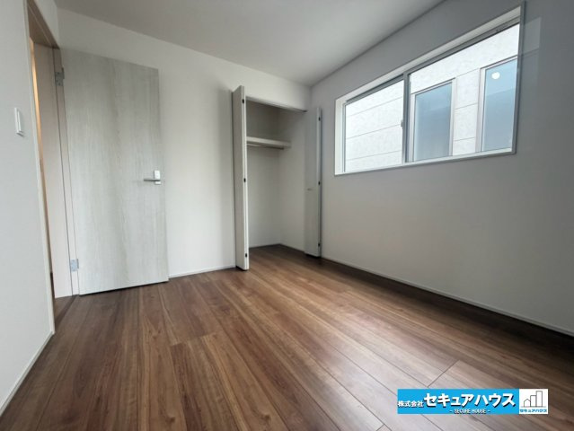 【本日ご案内可能】東海市加木屋町鎌吉良根　全2棟の洋室|【洋室】
◆家族一人ひとりの大切なプライベート空間。趣味に合わせて使って頂けるようシンプルに仕上げてあります。暮らし心地を大きく左右する収納を、適材適所に配置し使い勝手を考慮しました。　