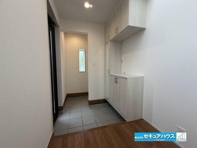 【本日ご案内可能】東海市加木屋町鎌吉良根　全2棟の玄関|【玄関】
◆お家に出会う人々を迎える玄関だからこそ、広々清潔感あふれる空間にしたいものです。採光・通風にも配慮された設計で毎日明るい空間をキープします♪