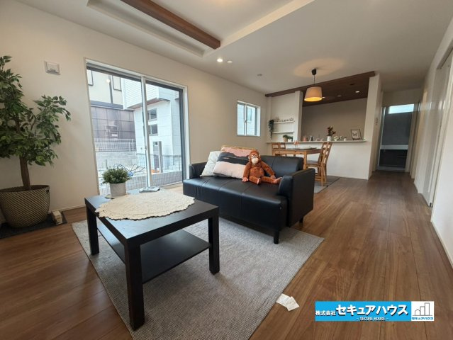 【本日ご案内可能】東海市加木屋町鎌吉良根　全2棟の居間・リビング|【LDK】
◆通学から帰宅し、リビングルームで会話を楽しむ子ども達。リビングから臨む景色は太陽色に染まり、解放感溢れゆったりとしたひと時を過ごすことが出来る素敵な空間です。