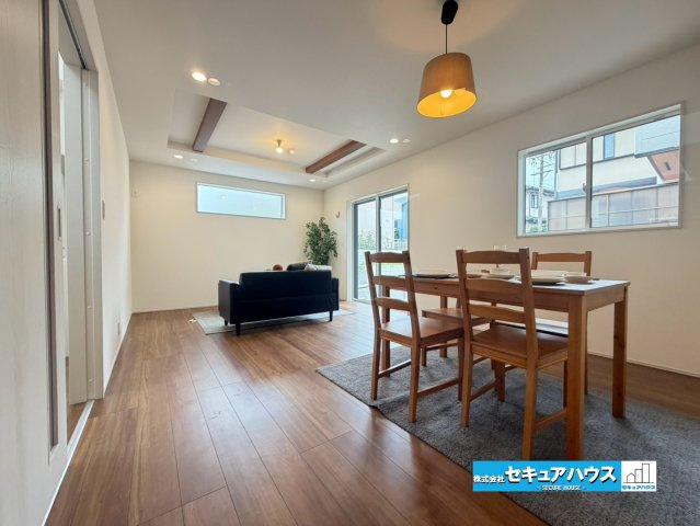 【本日ご案内可能】東海市加木屋町鎌吉良根　全2棟の居間・リビング|【LDK】※家具はイメージになります。
◆日当たりが良く温かい広々リビングは家族の団らんスペースになります。