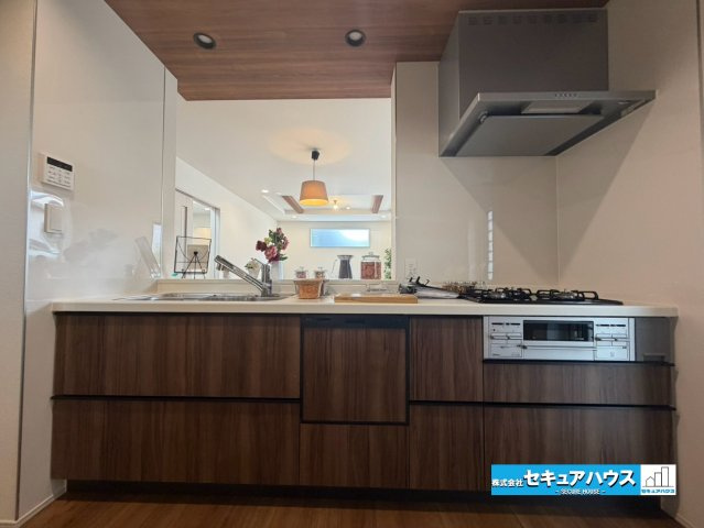 【本日ご案内可能】東海市加木屋町鎌吉良根　全2棟のキッチン|【キッチン】
◆同時にたくさんの料理が調理できる。「焼く・蒸す・煮る」の工程を同時進行で進めることができるので、料理を素早く作ることができます。育児でバタバタ忙しいママに嬉しい♪