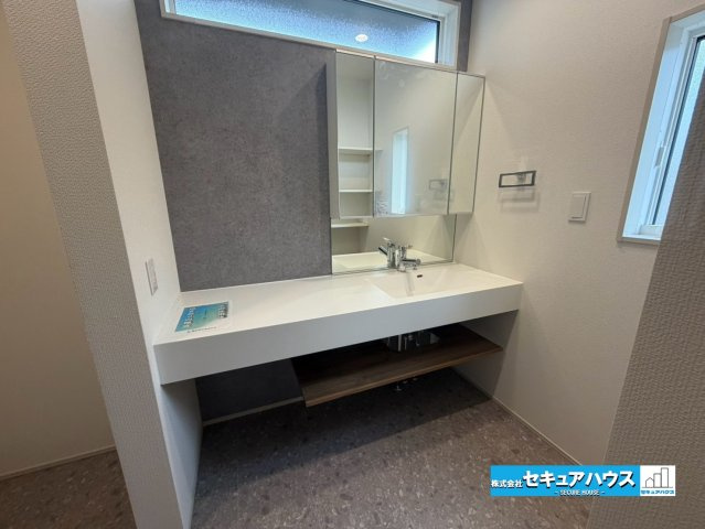 【本日ご案内可能】東海市加木屋町鎌吉良根　全2棟の独立洗面台|【洗面台】
◆鏡の裏にはたっぷりと収納スペースを標準装備！
◆電源を付属しているのでドライヤーなど利用できます。