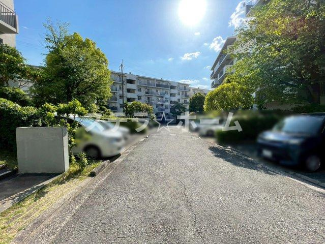 千里緑丘住宅14号棟の駐車場|駐車スペース付きです