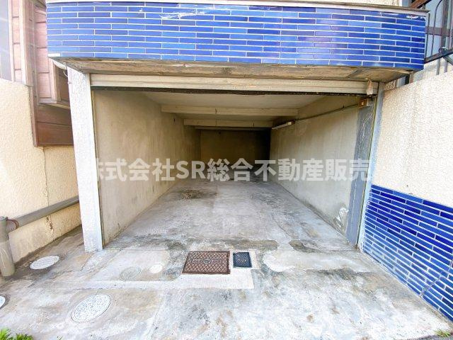 横小路町1丁目中古戸建の駐車場|お車をお持ちの方には必要な駐車場はシャッター付き車庫（車種による）です！大事なお車を雨風から守れます！