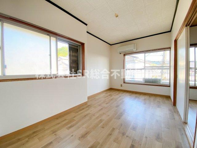 横小路町1丁目中古戸建の寝室|2面採光の明るいお部屋です！寝室にいかがでしょうか
