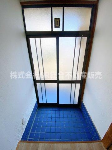 横小路町1丁目中古戸建の玄関|玄関ドアはお子様、高齢者の方にも使いやすい引き戸タイプです。