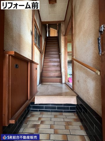 横小路町1丁目中古戸建の玄関|玄関ドアはお子様、高齢者の方にも使いやすい引き戸タイプです。