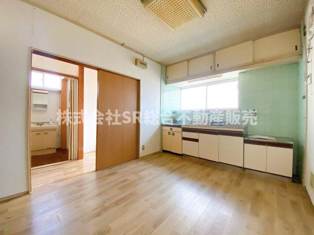 横小路町1丁目中古戸建の居間・リビング|ゆったりとした居間です