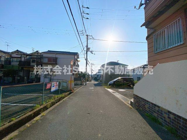 横小路町1丁目中古戸建の前面道路含む現地写真|前面道路含む現地写真です