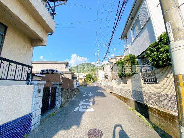 横小路町1丁目中古戸建の前面道路含む現地写真|前面道路含む現地写真です