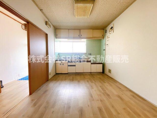 横小路町1丁目中古戸建のキッチン|ご家族と食卓を囲める広さがあり明るいダイニングキッチンです！
