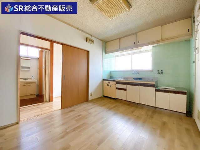 横小路町1丁目中古戸建のキッチン|ご家族と食卓を囲める広さがあり明るいダイニングキッチンです！