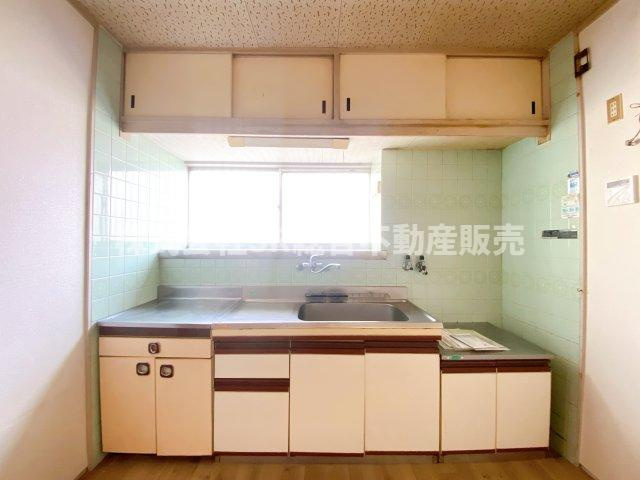 横小路町1丁目中古戸建のキッチン|上下に収納がたくさんあり、調理スペースが広くお料理しやすいです！