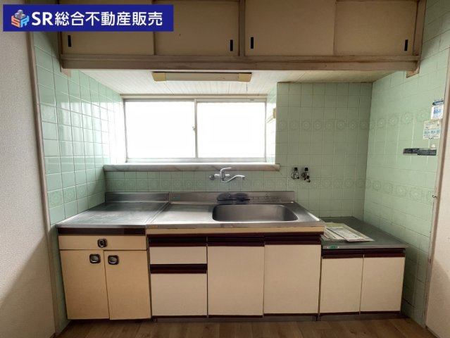 横小路町1丁目中古戸建のキッチン|上下に収納がたくさんあり、調理スペースが広くお料理しやすいです！