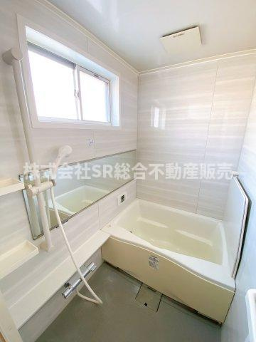 横小路町1丁目中古戸建の浴室|お風呂には窓もあり、換気がバッチリとできます☆清潔感のあるお風呂です！
