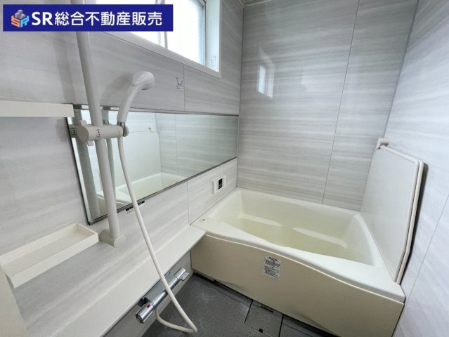 横小路町1丁目中古戸建の浴室|お風呂には窓もあり、換気がバッチリとできます☆清潔感のあるお風呂です！