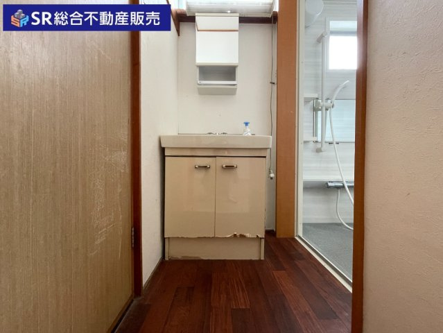 横小路町1丁目中古戸建の独立洗面台|独立洗面台、朝の身支度には欠かせません