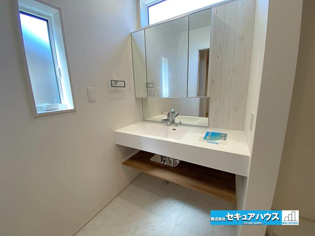 【本日ご案内可能】東海市加木屋町鎌吉良根　全2棟の浴室|【浴室　2号棟】
◆アクセントパネルで落ち着きのある雰囲気です。毎日の疲れを癒やすバスタイムをお楽しみ下さい！
◆窓付きでカビの繁殖を抑える効果があります。
◆追い炊き機能を備えたオートバスです。　　
