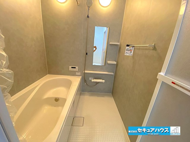 【本日ご案内可能】東海市加木屋町鎌吉良根　全2棟のトイレ|【高機能トイレ　2号棟】
◆高機能トイレの多くは便器のフタの開閉が自動であり、使用後に手動で水を流す面倒もなく非常に便利です。スタイリッシュな見た目で、お掃除しやすく、節水効果が高いです。　　　　　　