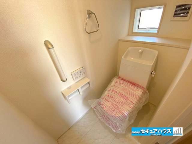 【本日ご案内可能】東海市加木屋町鎌吉良根　全2棟の洋室|【洋室　2号棟】
◆広々とした居住空間は日々の暮らしを彩り、心のやすらぎと満足感を与えてくれます。通風と採光を考慮した設計は子供たちはのびのび育ち、家族でくつろぎと団らんを生み出します。　　　　　　　
