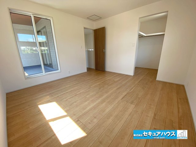 【本日ご案内可能】東海市加木屋町鎌吉良根　全2棟の洋室|【洋室　2号棟】
◆家族一人ひとりの大切なプライベート空間。趣味に合わせて使って頂けるようシンプルに仕上げてあります。暮らし心地を大きく左右する収納を、適材適所に配置し使い勝手を考慮しました。　　　　