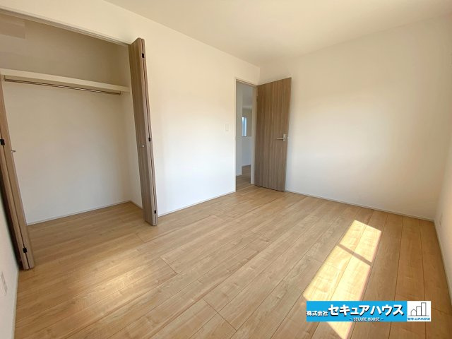 【本日ご案内可能】東海市加木屋町鎌吉良根　全2棟の洋室|【洋室　2号棟】
◆お子様のお部屋や主寝室、来客時の宿泊室、趣味のお部屋としてもご利用いただけます♪
◆全居室収納付きのため各居室ごとにお洋服や荷物をしまうことができます。　　　　　　　　　　　　　　