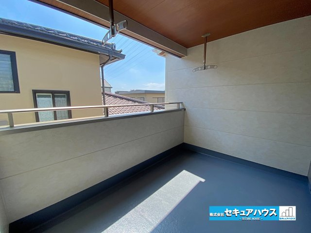 【本日ご案内可能】東海市加木屋町鎌吉良根　全2棟の前面道路含む現地写真|【バルコニー　2号棟】
◆見晴らしもよく、太陽の温かな温もりをめいっぱい受け止めてくれます。
太陽の光と爽やかな風を受けたお洗濯物はあっという間に乾き、取りこむ時には太陽の匂いを感じられそうですね。　