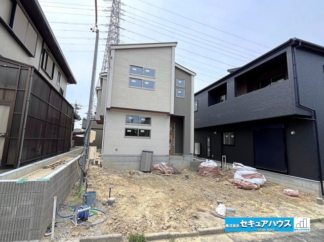 【本日ご案内可能】東海市加木屋町鎌吉良根　全2棟の玄関|【玄関　2号棟】
◆お家に出会う人々を迎える玄関だからこそ、広々清潔感あふれる空間にしたいものです。採光・通風にも配慮された設計で毎日明るい空間をキープします♪
◆ダブルロックキーで防犯面も安心です♪