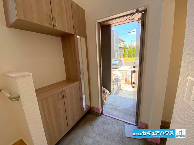 【本日ご案内可能】東海市加木屋町鎌吉良根　全2棟の居間・リビング|【LDK　2号棟】
◆通学から帰宅し、リビングルームで会話を楽しむ子ども達。リビングから臨む景色は太陽色に染まり、解放感溢れゆったりとしたひと時を過ごすことが出来る素敵な空間です。　　　　　　　　　　