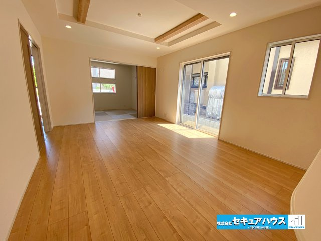 【本日ご案内可能】東海市加木屋町鎌吉良根　全2棟の居間・リビング|【LDK　2号棟】※家具はイメージになります。
◆日当たりが良く温かい広々リビングは家族の団らんスペースになります。
◆広々としたリビングのため大きな家具を配置することが可能です♪　　　　　　　　　　