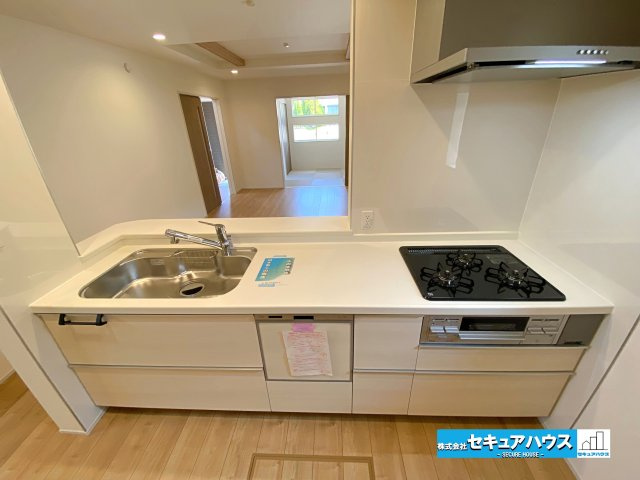 【本日ご案内可能】東海市加木屋町鎌吉良根　全2棟の独立洗面台|【洗面台　2号棟】
◆鏡の裏にはたっぷりと収納スペースを標準装備！
◆電源を付属しているのでドライヤーなど利用できます。
◆オープンサニタリーを採用したお洒落な洗面台です♪　　　　　　　　　　　　　　