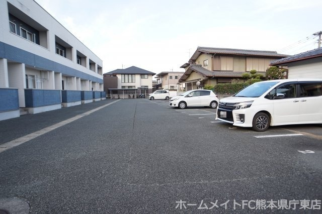 熊本市東区下江津１丁目のタウンの駐車場