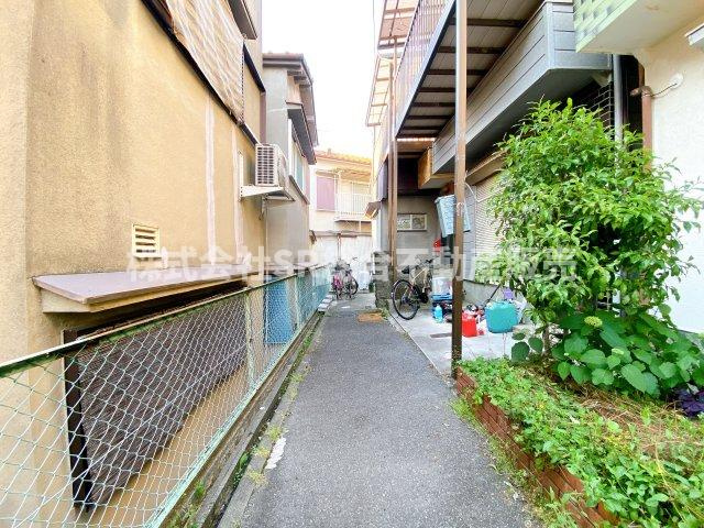 東石切町3丁目中古テラスハウスの前面道路含む現地写真|オーナーチェンジ物件や不動産投資物件をお探しなら、東大阪市全域に強い当社までご連絡ください。