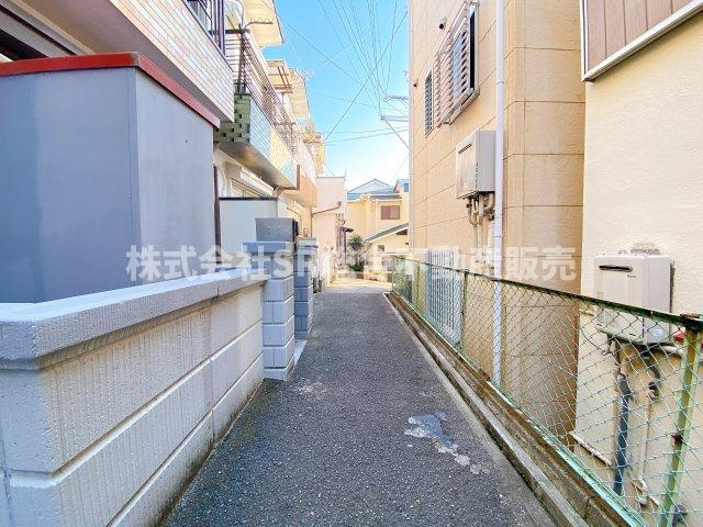 東石切町3丁目中古テラスハウスの前面道路含む現地写真|前道狭いですが車が通れないので安全です。
