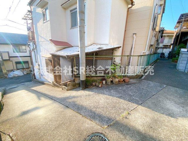 東石切町3丁目中古テラスハウスの前面道路含む現地写真|東大阪市に密着した当社では、多種多様な不動産をご紹介することが可能です。
投資向け物件は弊社にお任せ下さいませ。
