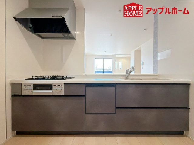 [新築住宅] さいたま市北区植竹町1丁目 全2棟のキッチン|リビング・ダイニングで過ごすご家族を見守りながら作業が可能な対面式のキッチン。