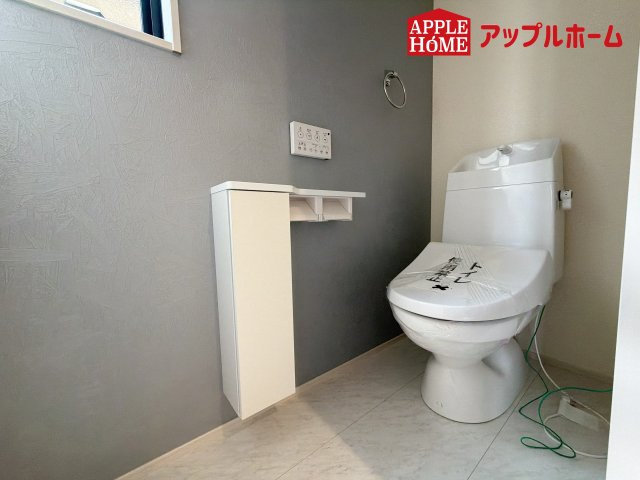 [新築住宅] さいたま市北区植竹町1丁目 全2棟のトイレ|温水洗浄器付き便座を標準装備してます♪窓付きで明るく、快適空間となっております。毎日使う場所だからこその配慮です。