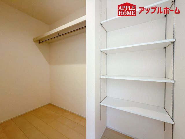 [新築住宅] さいたま市北区植竹町1丁目 全2棟の収納|お洋服を大切にされる方に大変喜ばれる、ウォークインクローゼット。お洋服以外にも掃除機やスーツケースなどを一箇所に集約できるのは魅力ですね！扉が一箇所ですので、お部屋の見た目にもスッキリ！