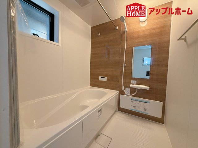 [新築住宅] さいたま市北区植竹町1丁目 全2棟の浴室|窓付きのバスルームは、採光もあり明るく気持ちの良い空間です。窓があることで、換気環境も良好。掃除もスムーズに出来ます