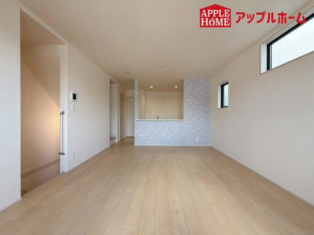 [新築住宅] さいたま市北区植竹町1丁目 全2棟の居間・リビング|人気の対面式キッチンで会話も弾みます！お食事の準備をしながらでもご家族とのコミュニケーションを楽しめますね♪