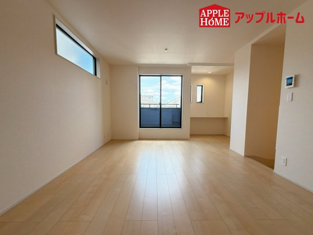 [新築住宅] さいたま市北区植竹町1丁目 全2棟の居間・リビング|明るい日差しがさすリビングは、家族の憩い空間。