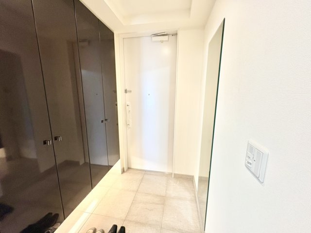 御影タワーレジデンスの玄関|常に広く綺麗に保つことが出来る大きめサイズのシューズボックスです。