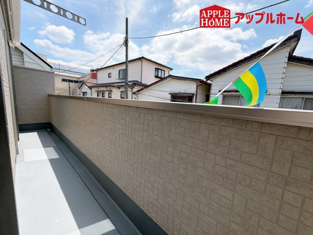 [新築住宅] さいたま市桜区桜田 1期のバルコニー|家族分の洗濯物もしっかり干せます。日当たりも良く、毎日のお洗濯が楽しくなりそう♪お布団は手軽に干せていつもポカポカに☆
