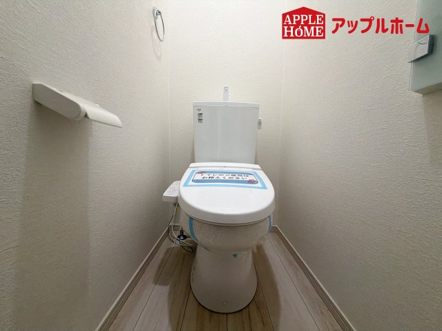 [新築住宅] さいたま市桜区桜田 1期のトイレ|白を基調とした清潔感のある明るい空間。温水洗浄便座付きで、毎日快適・清潔に使用できます。操作しやすい壁面リモコンを採用しています。