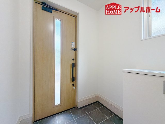 [新築住宅] さいたま市桜区桜田 1期の玄関|住まう人も来客も入った時にワクワクさせてくれるオシャレな玄関♪収納もたっぷりあるので、靴がたくさんあっても安心！