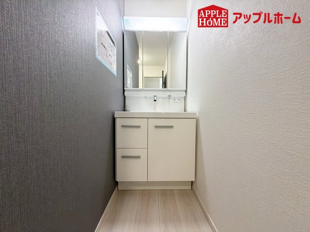[新築住宅] さいたま市桜区桜田 1期の独立洗面台|鏡の裏に歯ブラシや化粧水、整髪料など小物を隠して収納でき、生活感を出さずに綺麗な空間に保てます。また、左右の鏡を動かすことで横や後ろ向きの姿をチェックできるのも嬉しいポイントです