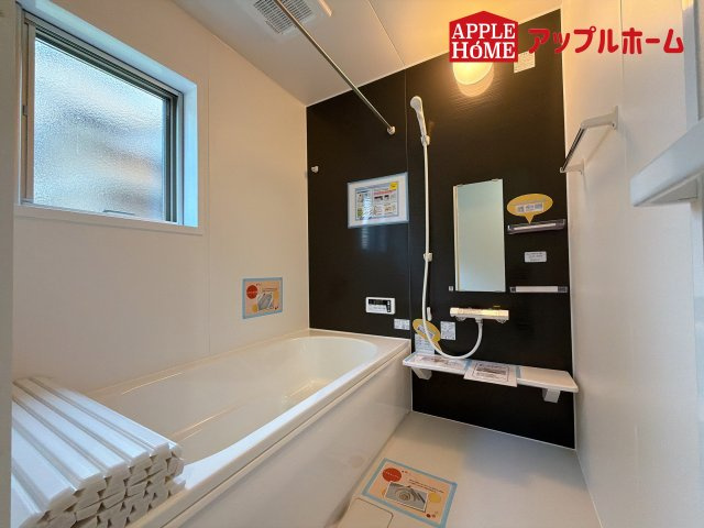 [新築住宅] さいたま市桜区桜田 1期の浴室|窓付きのバスルームは、採光もあり明るく気持ちの良い空間です。窓があることで、換気環境も良好。掃除もスムーズに出来ます